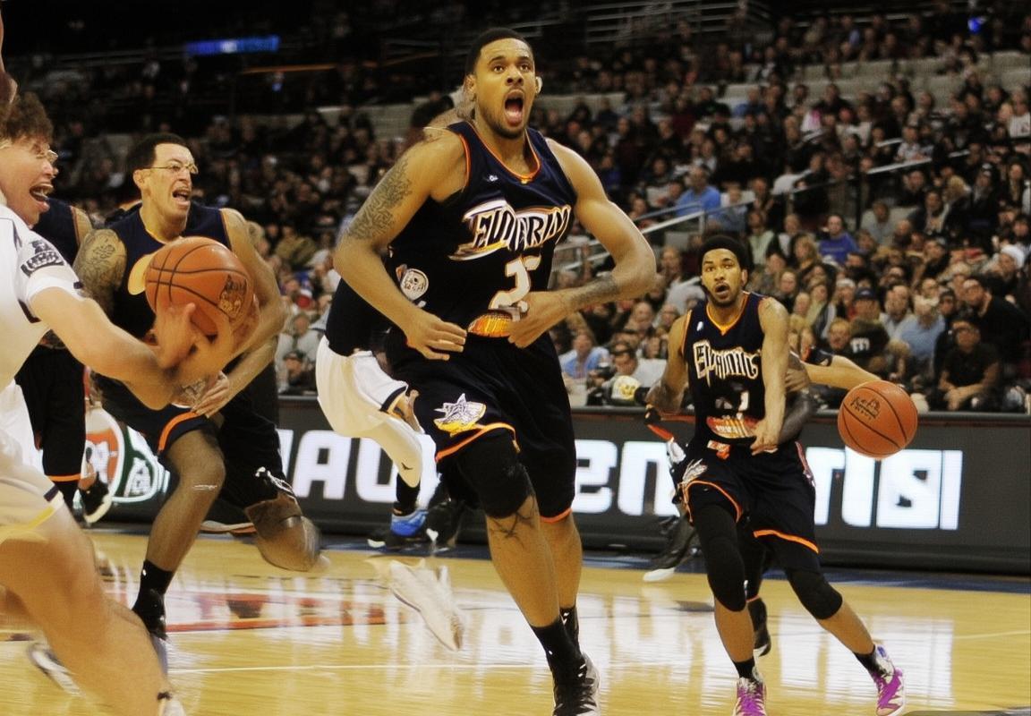 西部劲旅20比0攻击狂潮逆转胜！爱德华兹关键得分彰显防守韧性，排名卡位战获关键胜利